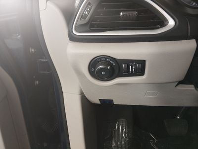 2023 Chrysler Pacifica — photo 13 view
