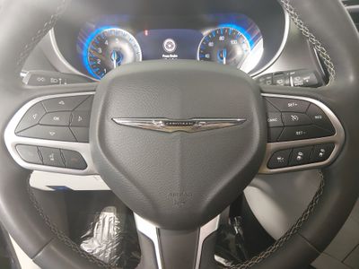 2023 Chrysler Pacifica — photo 12 view