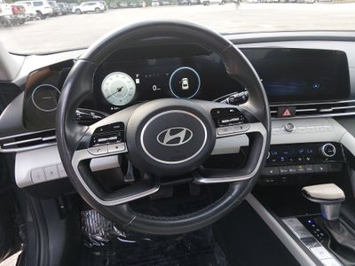 2024 Hyundai Elantra — photo 12 view