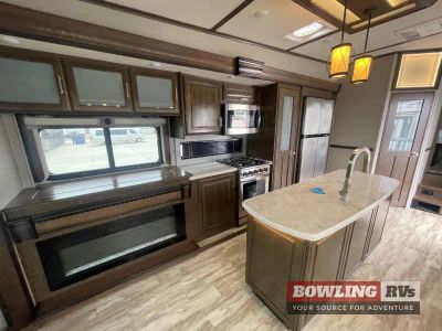 2021 Solitude 373FB — photo 12 view