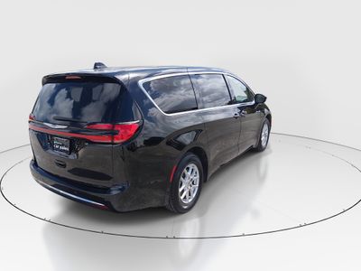 2024 Chrysler Pacifica — photo 7 view