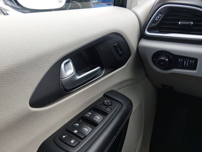 2024 Chrysler Pacifica — photo 13 view