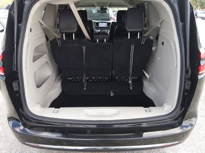 2024 Chrysler Pacifica — photo 11 view