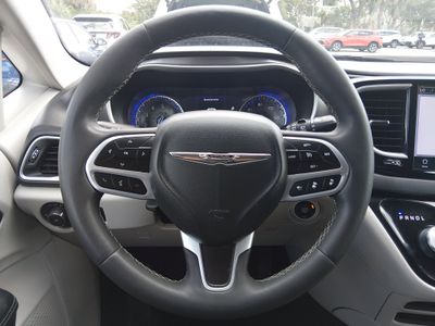 2024 Chrysler Pacifica — photo 12 view