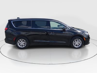 2024 Chrysler Pacifica — photo 8 view