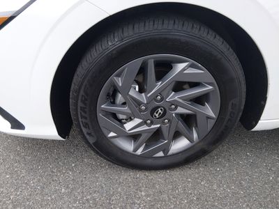 2024 Hyundai Elantra — photo 10 view