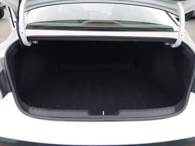 2024 Hyundai Elantra — photo 11 view