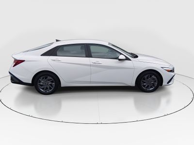 2024 Hyundai Elantra — photo 8 view