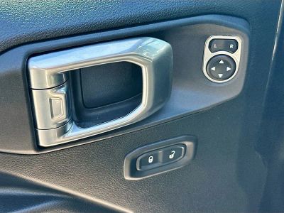 2022 Jeep Wrangler — photo 18 view
