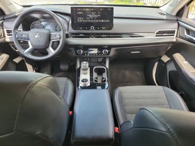 2025 Mitsubishi Outlander — photo 12 view