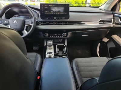 2025 Mitsubishi Outlander — photo 14 view