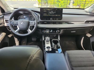 2025 Mitsubishi Outlander — photo 13 view