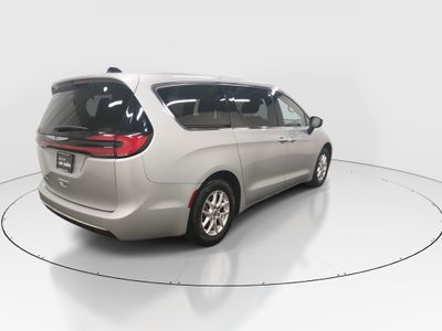 2023 Chrysler Pacifica — photo 7 view