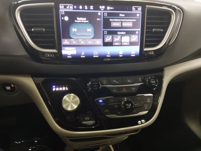 2023 Chrysler Pacifica — photo 13 view