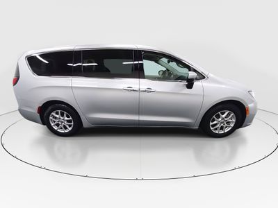 2023 Chrysler Pacifica — photo 8 view