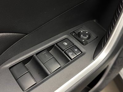 2019 Toyota RAV4 — photo 11 view