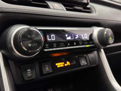 2019 Toyota RAV4 — photo 16 view