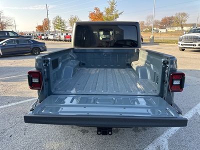 2026 Jeep Gladiator — photo 8 view