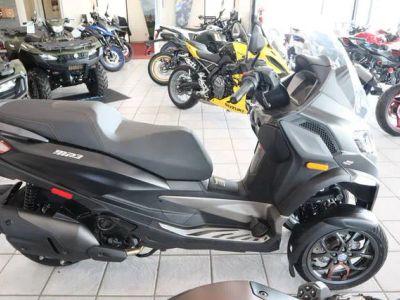 2026 Piaggio MP3 530 — front three-quarter view