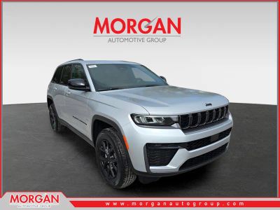 2026 Jeep Grand Cherokee Laredo Altitude in Silver Zynith — front three-quarter view