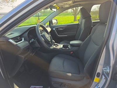 2019 Toyota RAV4 — photo 9 view