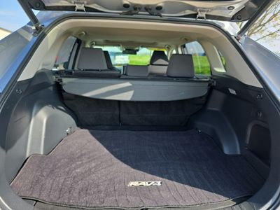 2019 Toyota RAV4 — photo 17 view