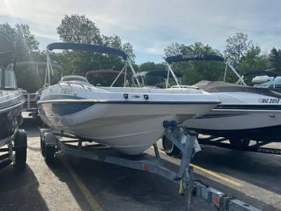 2008 Bayliner 217 SD — front three-quarter view