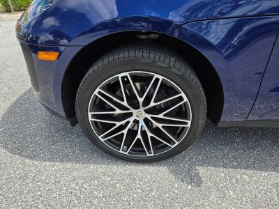 2024 Porsche Macan — photo 9 view