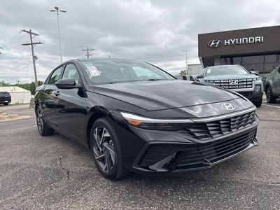 2025 Hyundai Elantra - Photo 3