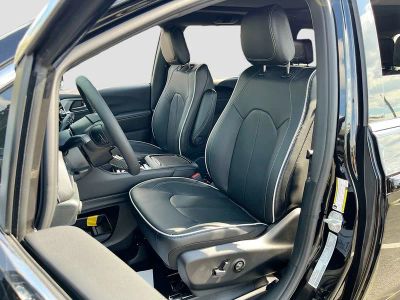 2026 Chrysler Pacifica — photo 17 view