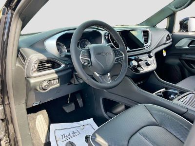 2026 Chrysler Pacifica — photo 9 view