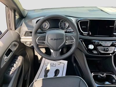 2026 Chrysler Pacifica — photo 19 view