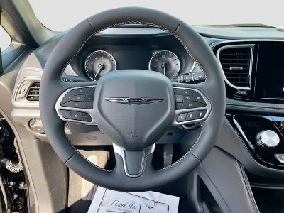 2026 Chrysler Pacifica — photo 11 view