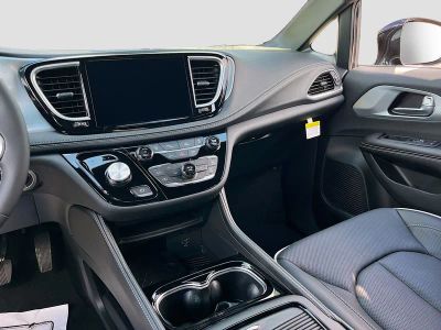 2026 Chrysler Pacifica — photo 20 view