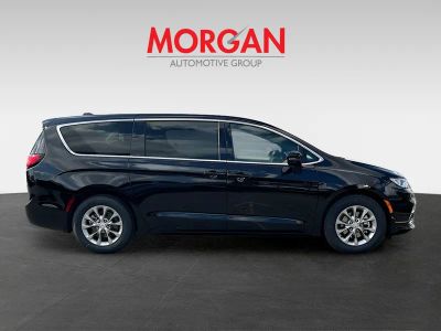 2026 Chrysler Pacifica — photo 8 view