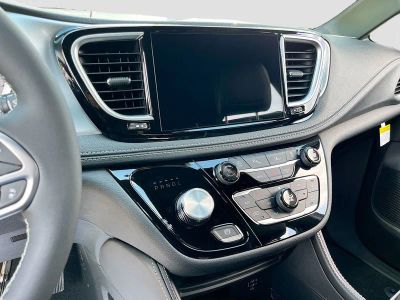 2026 Chrysler Pacifica — photo 12 view