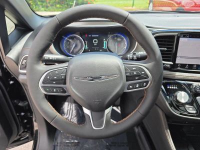 2026 Chrysler Pacifica — photo 18 view