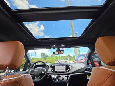 2026 Chrysler Pacifica — photo 11 view