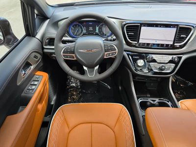 2026 Chrysler Pacifica — photo 12 view