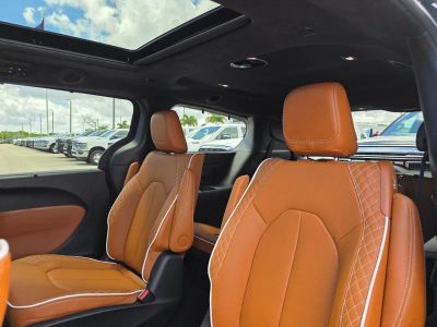 2026 Chrysler Pacifica — photo 8 view