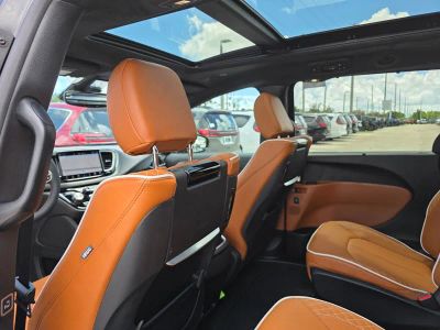 2026 Chrysler Pacifica — photo 10 view
