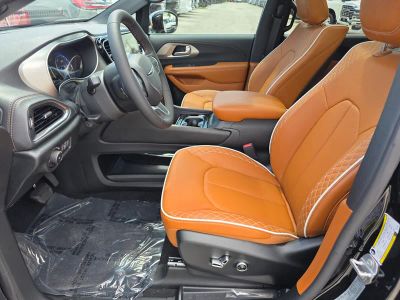 2026 Chrysler Pacifica — photo 14 view