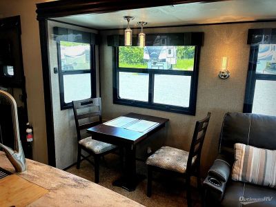2019 Jayco North Point — photo 10 view
