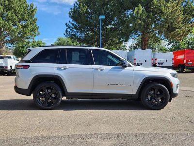 2025 Jeep Grand Cherokee — side profile view