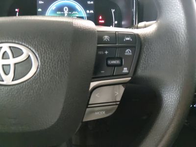 2025 Toyota Camry — photo 10 view