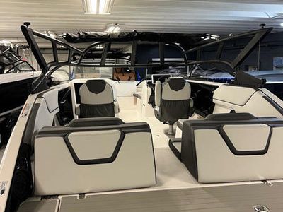 2025 Yamaha Boats AR250 — rear three-quarter view