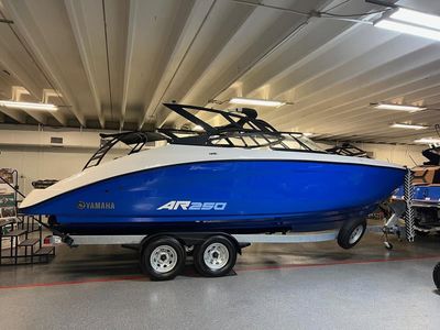 2025 Yamaha Boats AR250 — front three-quarter view