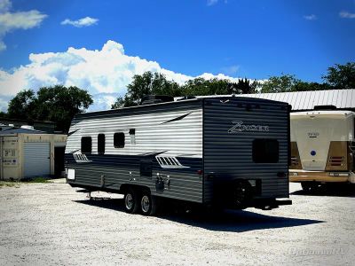 2019 CrossRoads Zinger — rear three-quarter view