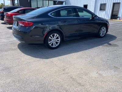 2017 Chrysler 200 - Photo 3