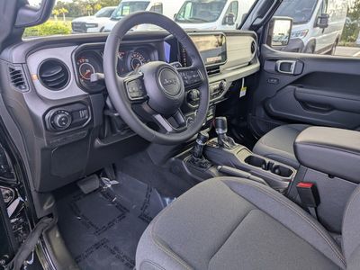 2026 Jeep Gladiator — photo 14 view